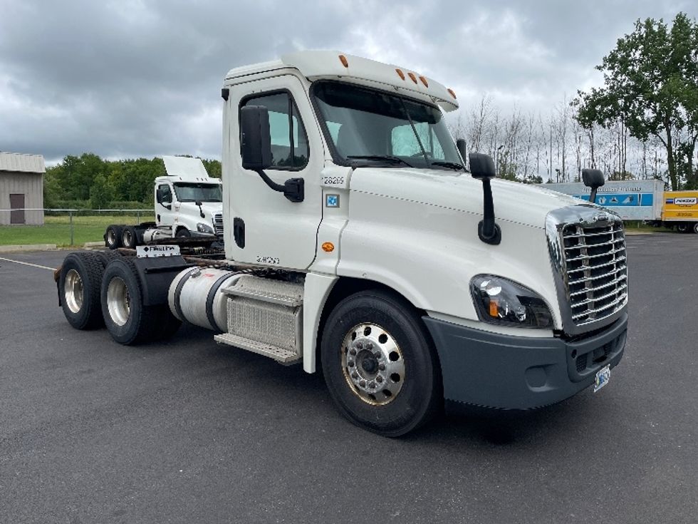 Day Cab Tractor-Heavy Duty Tractors-Freightliner-2016-Cascadia 12564ST-Rochester-NY-380,312 miles-$ 65,750