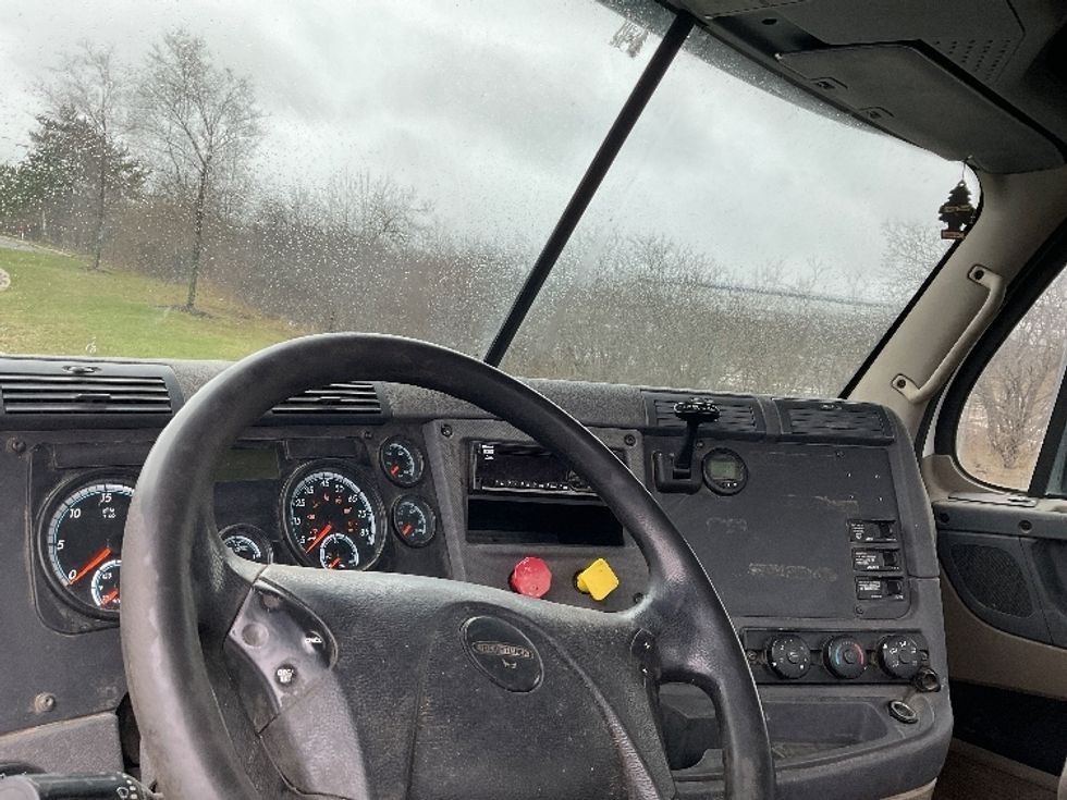 Day Cab Tractor-Heavy Duty Tractors-Freightliner-2016-Cascadia 12564ST-Rochester-NY-414,604\n\t\tmiles-$ 36,750 - Image 10