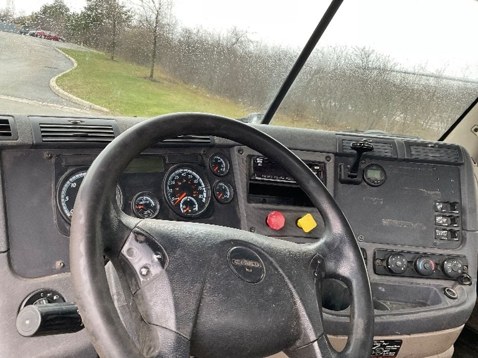 Day Cab Tractor-Heavy Duty Tractors-Freightliner-2016-Cascadia 12564ST-Rochester-NY-414,604\n\t\tmiles-$ 36,750 - Image 11