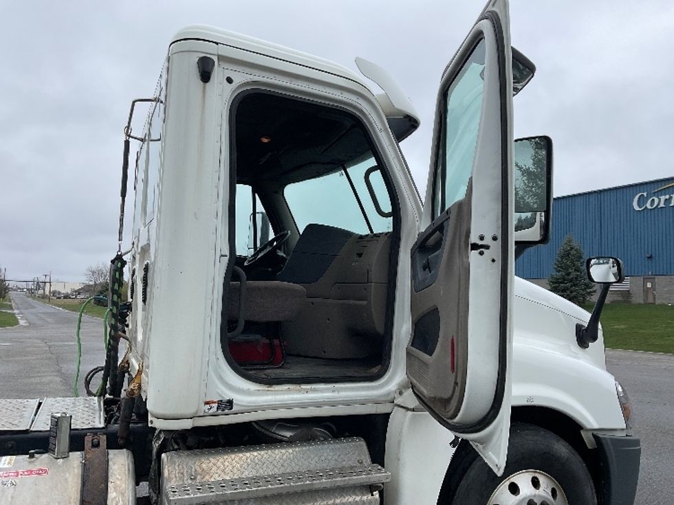 Day Cab Tractor-Heavy Duty Tractors-Freightliner-2016-Cascadia 12564ST-Rochester-NY-414,604\n\t\tmiles-$ 36,750 - Image 12