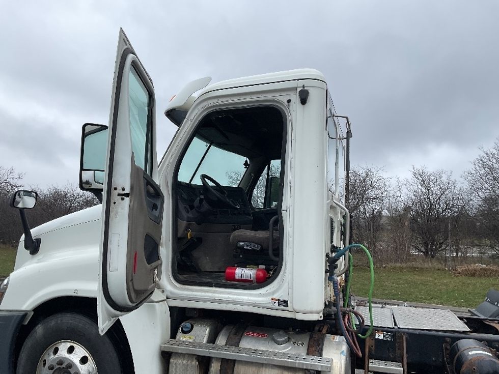Day Cab Tractor-Heavy Duty Tractors-Freightliner-2016-Cascadia 12564ST-Rochester-NY-414,604\n\t\tmiles-$ 36,750 - Image 9