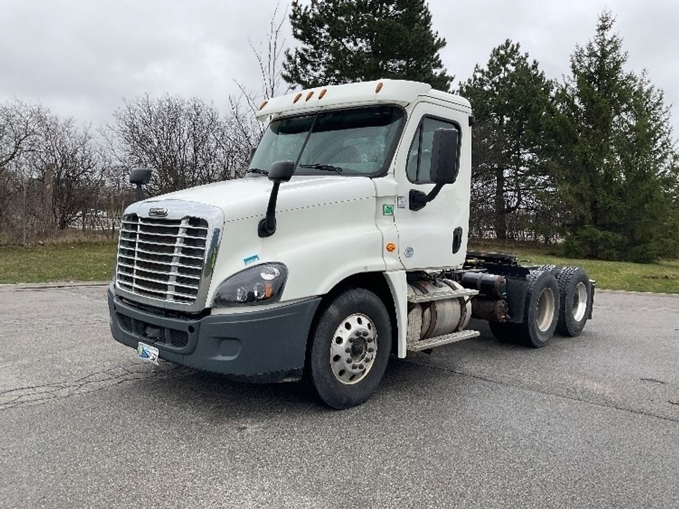 2016 Freightliner Cascadia 125" Sleeper Cab photo 2