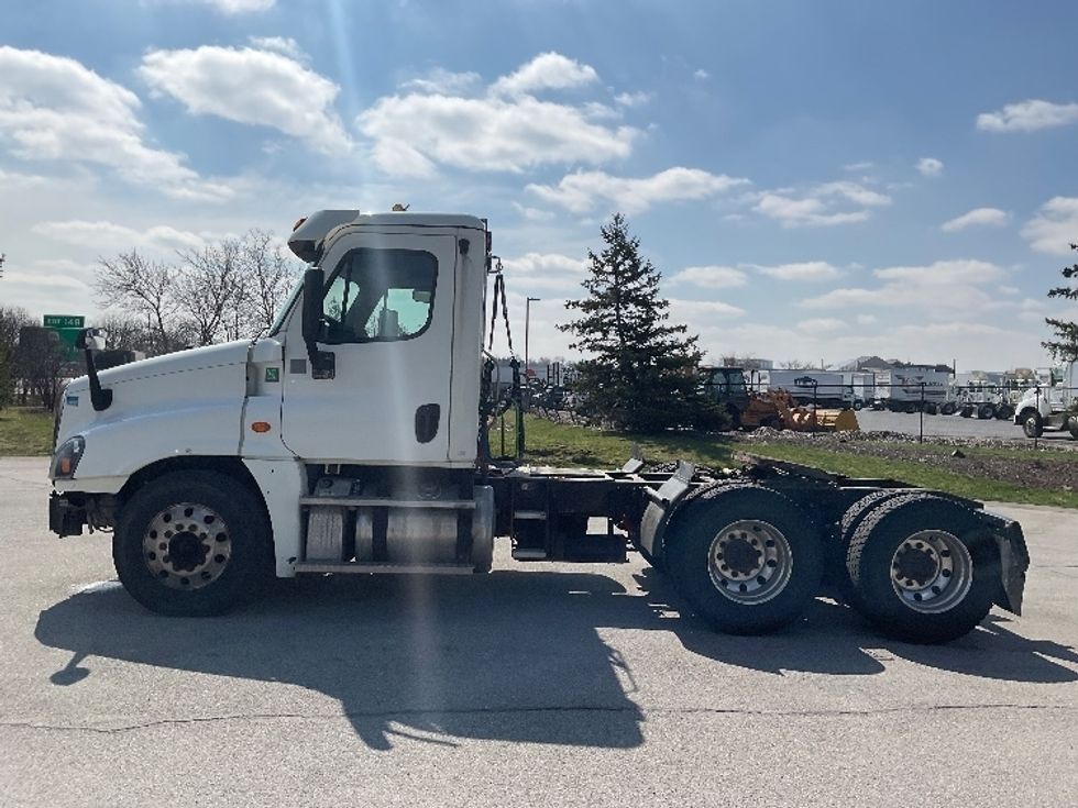 2016 Freightliner Cascadia 125" Sleeper Cab photo 3