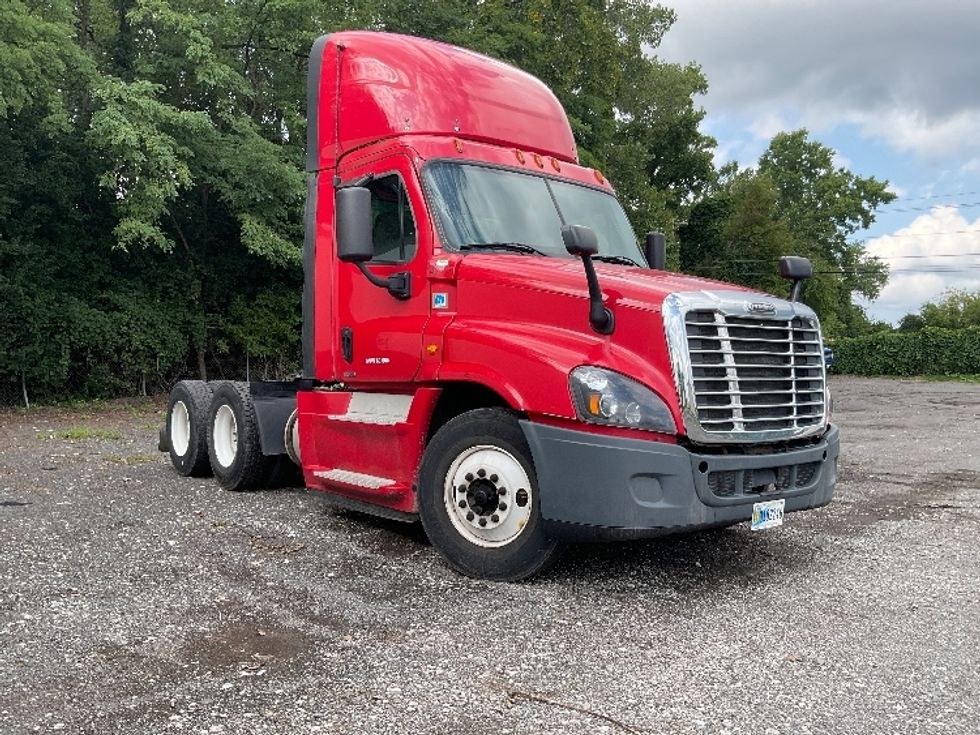 Day Cab Tractor-Heavy Duty Tractors-Freightliner-2016-Cascadia 12564ST-Rochester-NY-595,492 miles-$ 49,500