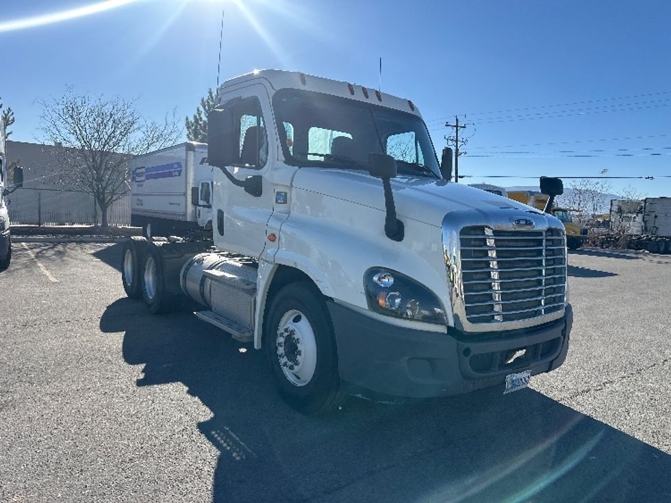 Day Cab Tractor-Heavy Duty Tractors-Freightliner-2016-Cascadia 12564ST-Sparks-NV-222,044\n\t\tmiles-$ 34,500 - Image 1