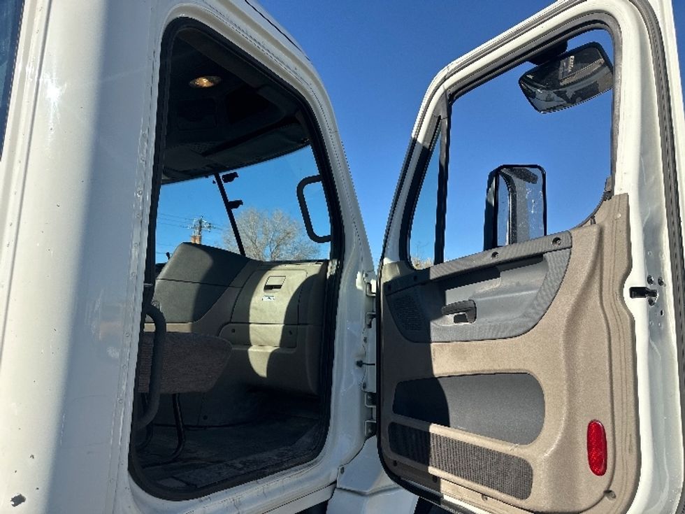 Day Cab Tractor-Heavy Duty Tractors-Freightliner-2016-Cascadia 12564ST-Sparks-NV-222,044\n\t\tmiles-$ 34,500 - Image 12