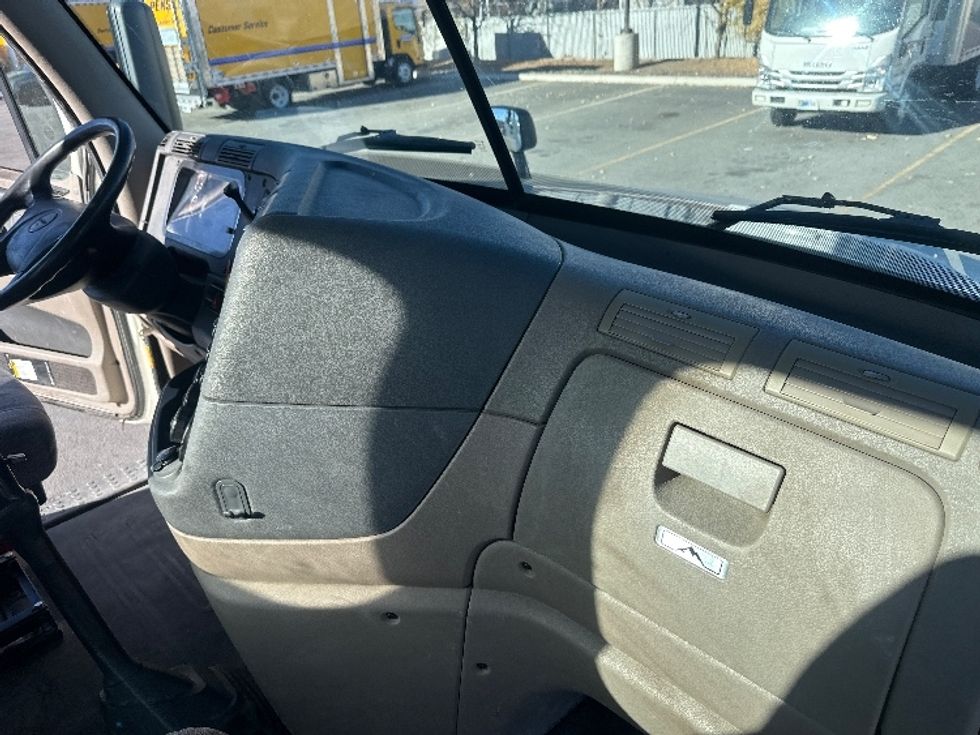 Day Cab Tractor-Heavy Duty Tractors-Freightliner-2016-Cascadia 12564ST-Sparks-NV-222,044\n\t\tmiles-$ 34,500 - Image 13