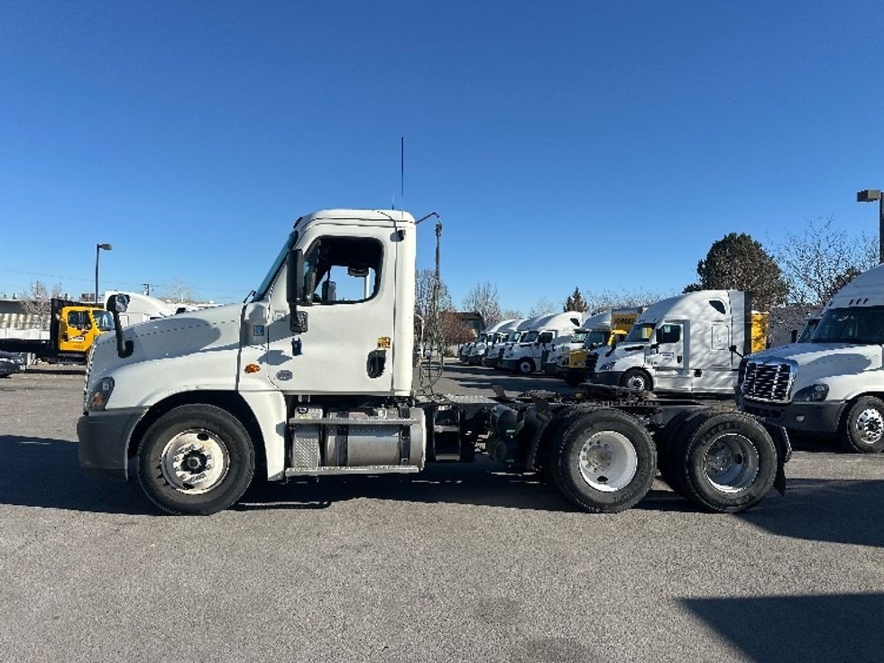 Day Cab Tractor-Heavy Duty Tractors-Freightliner-2016-Cascadia 12564ST-Sparks-NV-222,044\n\t\tmiles-$ 34,500 - Image 4