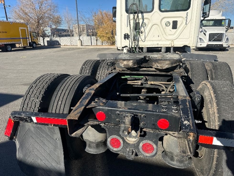 Day Cab Tractor-Heavy Duty Tractors-Freightliner-2016-Cascadia 12564ST-Sparks-NV-222,044\n\t\tmiles-$ 34,500 - Image 6