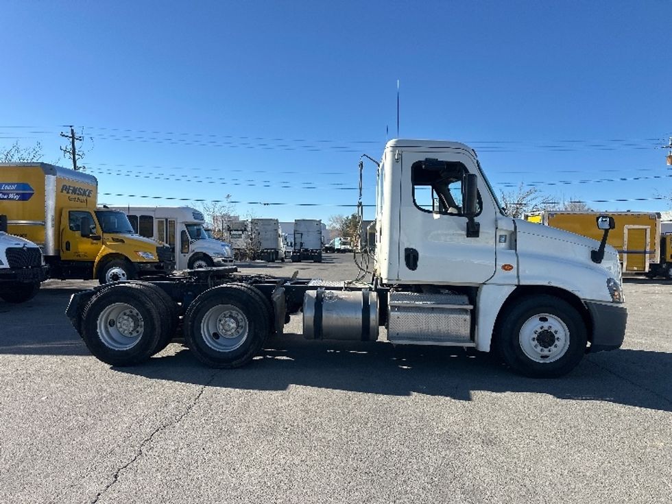 Day Cab Tractor-Heavy Duty Tractors-Freightliner-2016-Cascadia 12564ST-Sparks-NV-222,044\n\t\tmiles-$ 34,500 - Image 8
