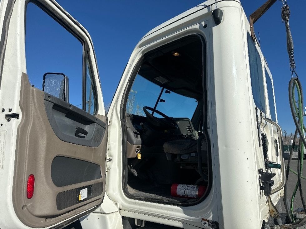 Day Cab Tractor-Heavy Duty Tractors-Freightliner-2016-Cascadia 12564ST-Sparks-NV-222,044\n\t\tmiles-$ 34,500 - Image 9