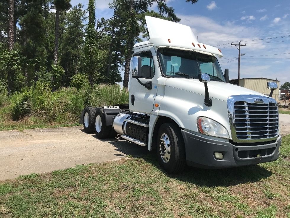 Day Cab Tractor-Heavy Duty Tractors-Freightliner-2016-Cascadia 12564ST-Spartanburg-SC-719,700 miles-$ 34,000