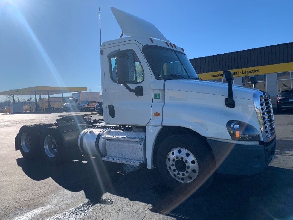 Day Cab Tractor-Heavy Duty Tractors-Freightliner-2016-Cascadia 12564ST-Westfield-MA-402,056\n\t\tmiles-$ 34,750 - Image 1