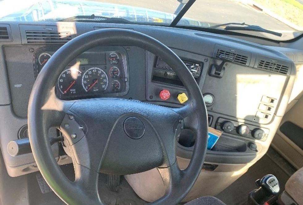 Day Cab Tractor-Heavy Duty Tractors-Freightliner-2016-Cascadia 12564ST-Westfield-MA-402,056\n\t\tmiles-$ 34,750 - Image 11