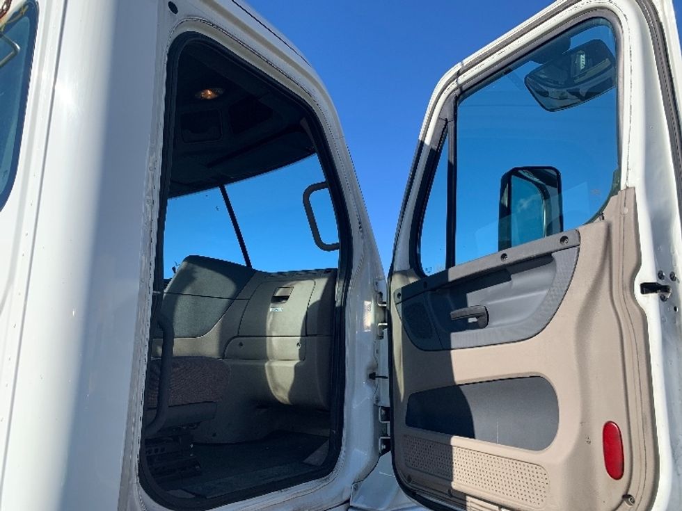 Day Cab Tractor-Heavy Duty Tractors-Freightliner-2016-Cascadia 12564ST-Westfield-MA-402,056\n\t\tmiles-$ 34,750 - Image 12