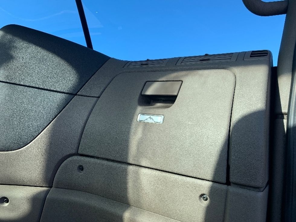 Day Cab Tractor-Heavy Duty Tractors-Freightliner-2016-Cascadia 12564ST-Westfield-MA-402,056\n\t\tmiles-$ 34,750 - Image 13