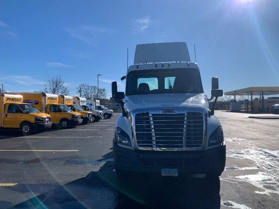 Day Cab Tractor-Heavy Duty Tractors-Freightliner-2016-Cascadia 12564ST-Westfield-MA-402,056\n\t\tmiles-$ 34,750 - Image 2