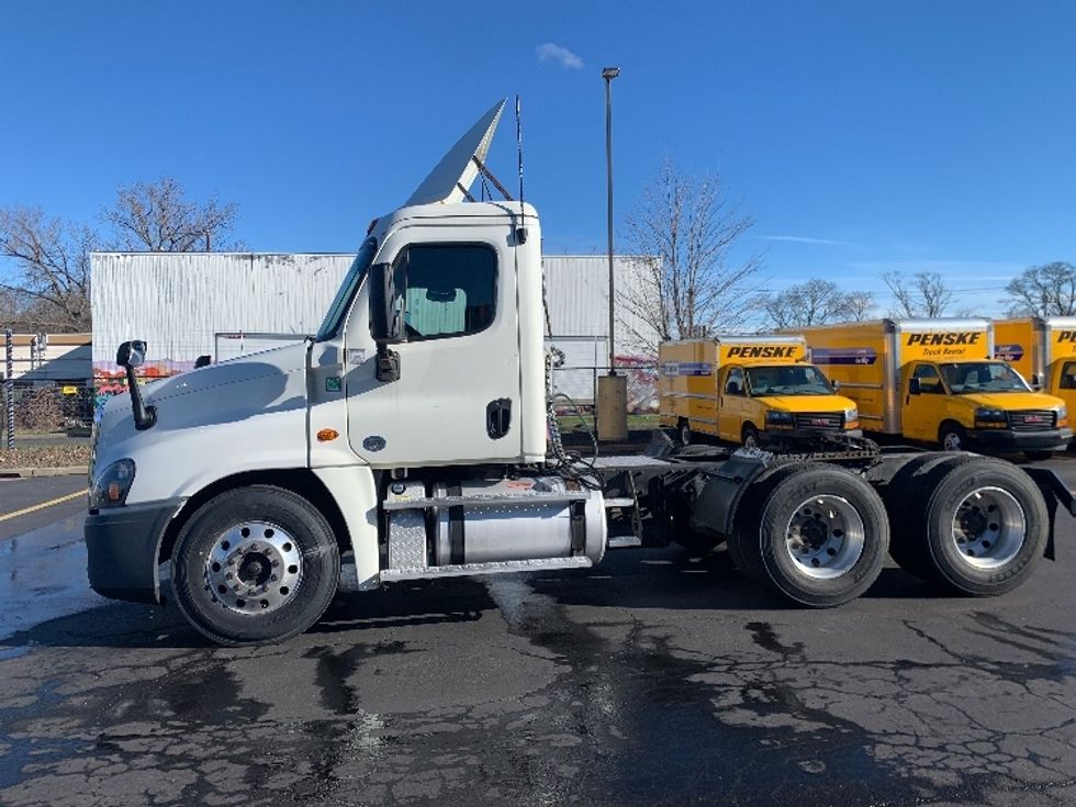 Day Cab Tractor-Heavy Duty Tractors-Freightliner-2016-Cascadia 12564ST-Westfield-MA-402,056\n\t\tmiles-$ 34,750 - Image 4