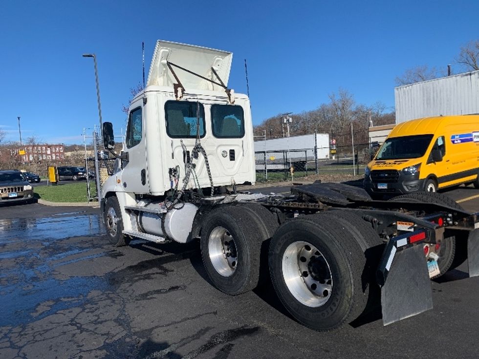 Day Cab Tractor-Heavy Duty Tractors-Freightliner-2016-Cascadia 12564ST-Westfield-MA-402,056\n\t\tmiles-$ 34,750 - Image 5