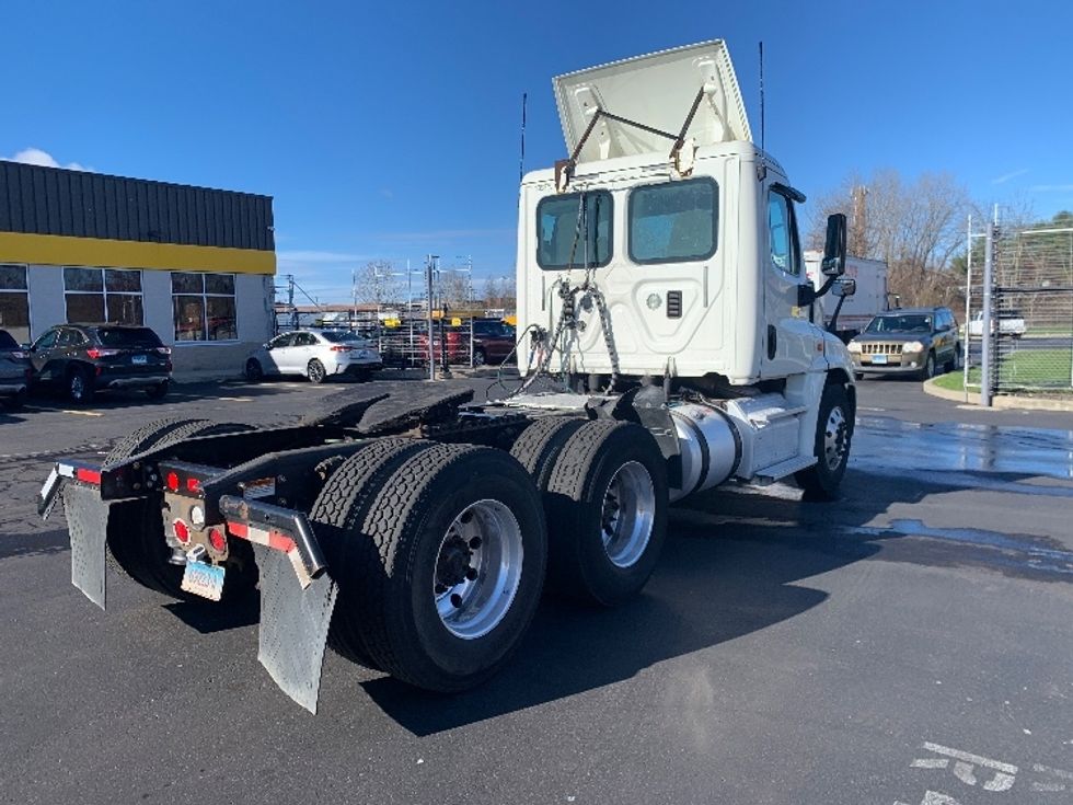 Day Cab Tractor-Heavy Duty Tractors-Freightliner-2016-Cascadia 12564ST-Westfield-MA-402,056\n\t\tmiles-$ 34,750 - Image 7