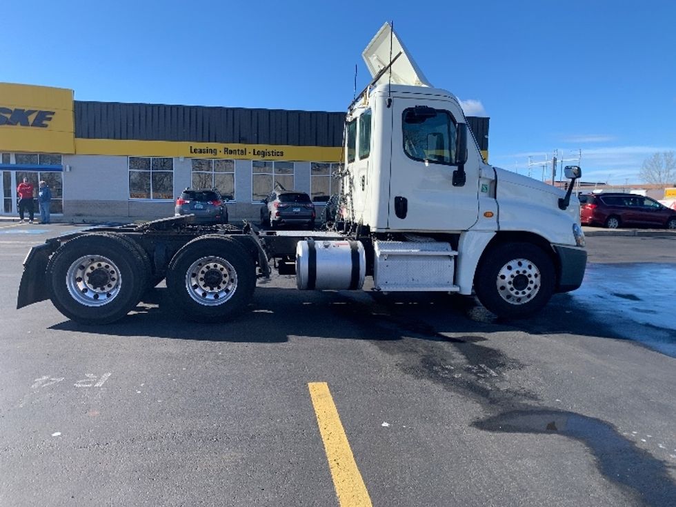 Day Cab Tractor-Heavy Duty Tractors-Freightliner-2016-Cascadia 12564ST-Westfield-MA-402,056\n\t\tmiles-$ 34,750 - Image 8