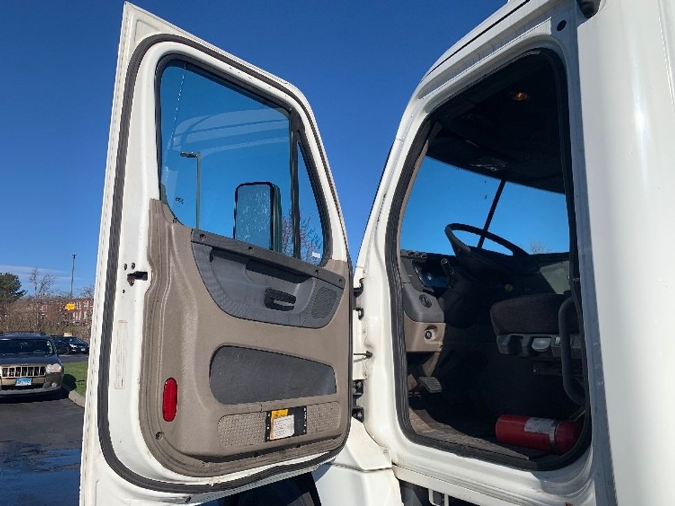 Day Cab Tractor-Heavy Duty Tractors-Freightliner-2016-Cascadia 12564ST-Westfield-MA-402,056\n\t\tmiles-$ 34,750 - Image 9