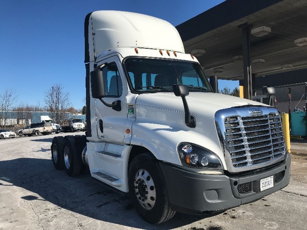 Day Cab Tractor-Heavy Duty Tractors-Freightliner-2016-Cascadia 12564ST-Wilkes Barre-PA-546,147 miles-$ 54,750