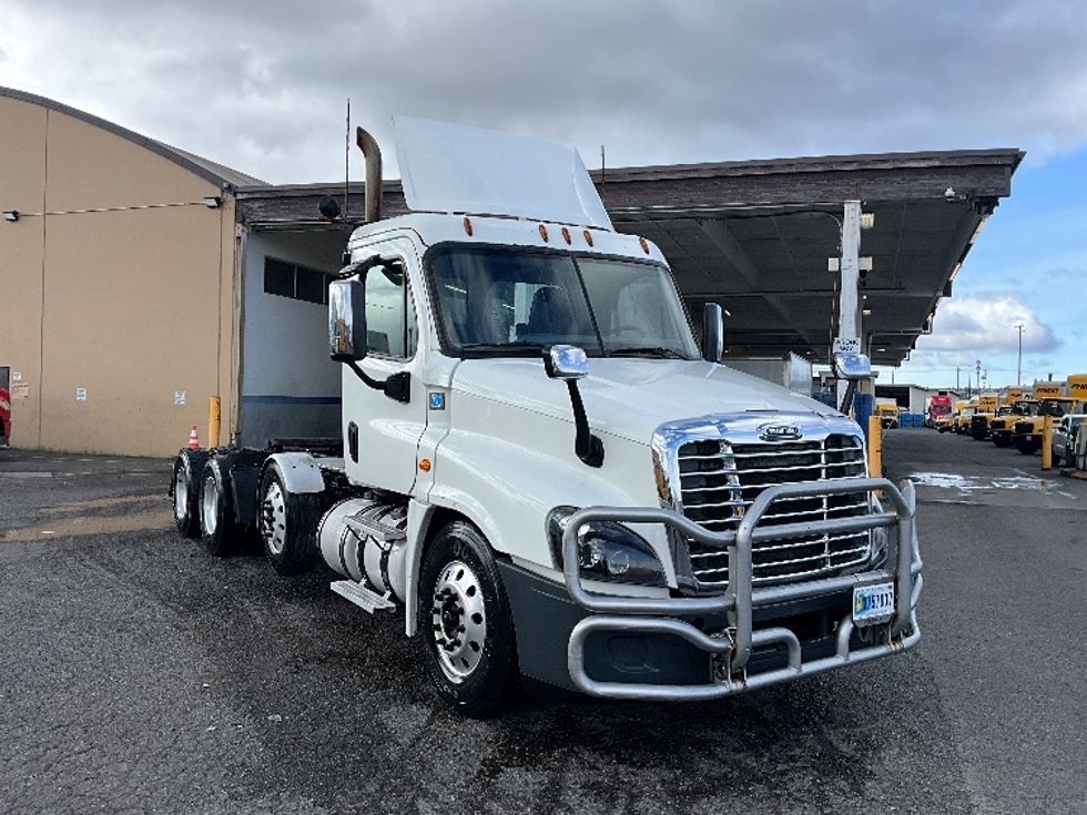 Day Cab Tractor-Heavy Duty Tractors-Freightliner-2016-Cascadia 12584ST-Tacoma-WA-684,061\n\t\tmiles-$ 32,000 - Image 1
