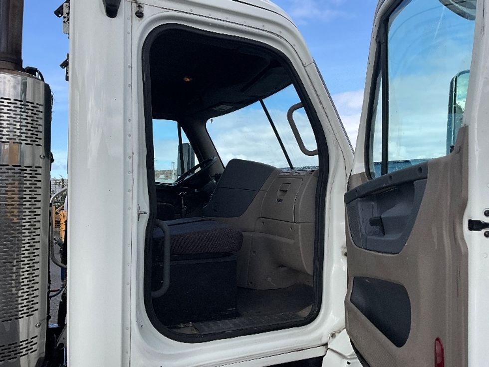 Day Cab Tractor-Heavy Duty Tractors-Freightliner-2016-Cascadia 12584ST-Tacoma-WA-684,061\n\t\tmiles-$ 32,000 - Image 12