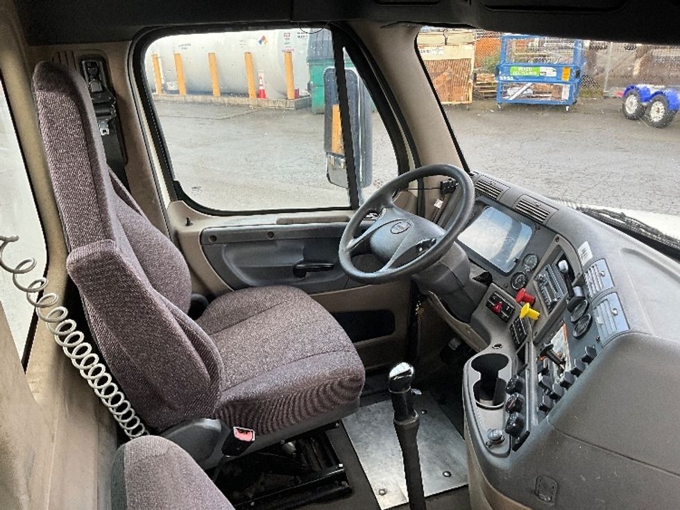 Day Cab Tractor-Heavy Duty Tractors-Freightliner-2016-Cascadia 12584ST-Tacoma-WA-684,061\n\t\tmiles-$ 32,000 - Image 14