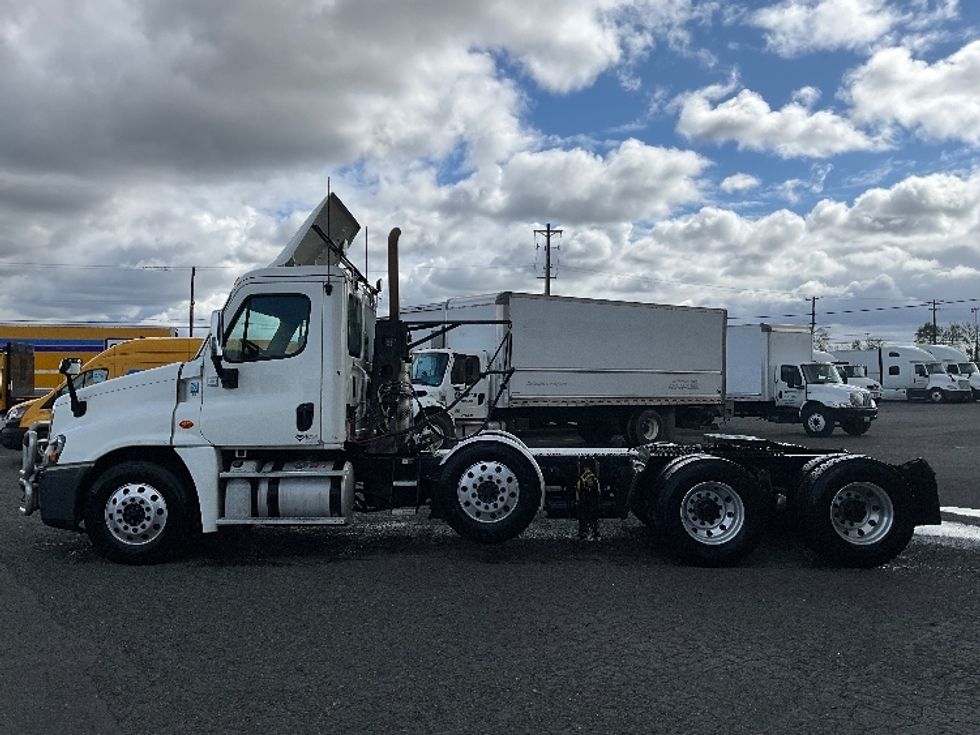 Day Cab Tractor-Heavy Duty Tractors-Freightliner-2016-Cascadia 12584ST-Tacoma-WA-684,061\n\t\tmiles-$ 32,000 - Image 4