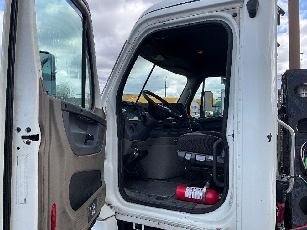 Day Cab Tractor-Heavy Duty Tractors-Freightliner-2016-Cascadia 12584ST-Tacoma-WA-684,061\n\t\tmiles-$ 32,000 - Image 9