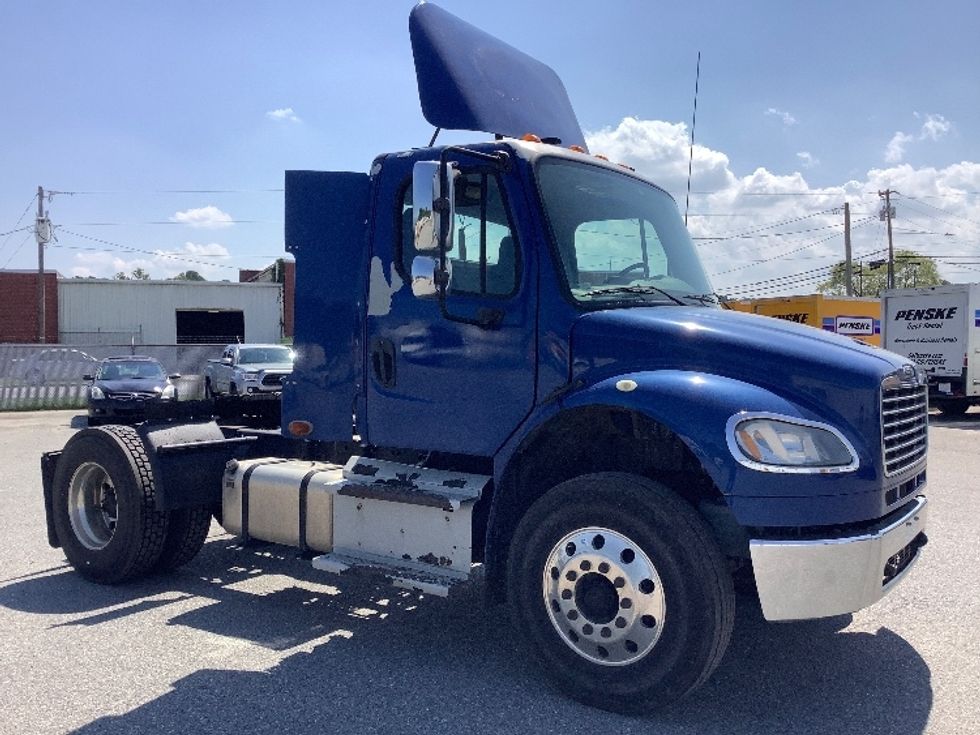 Day Cab Tractor-Heavy Duty Tractors-Freightliner-2016-M2-Goldsboro-NC-208,521\n\t\tmiles-$ 40,000 - Image 1