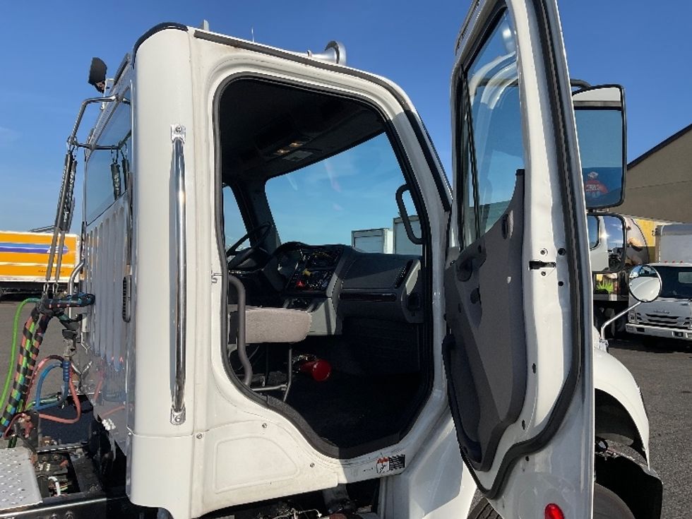 Day Cab Tractor-Heavy Duty Tractors-Freightliner-2016-M2-Tacoma-WA-219,547\n\t\tmiles-$ 42,000 - Image 10