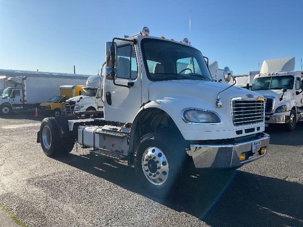 Day Cab Tractor-Heavy Duty Tractors-Freightliner-2016-M2-Tacoma-WA-265,679\n\t\tmiles-$ 41,250 - Image 1