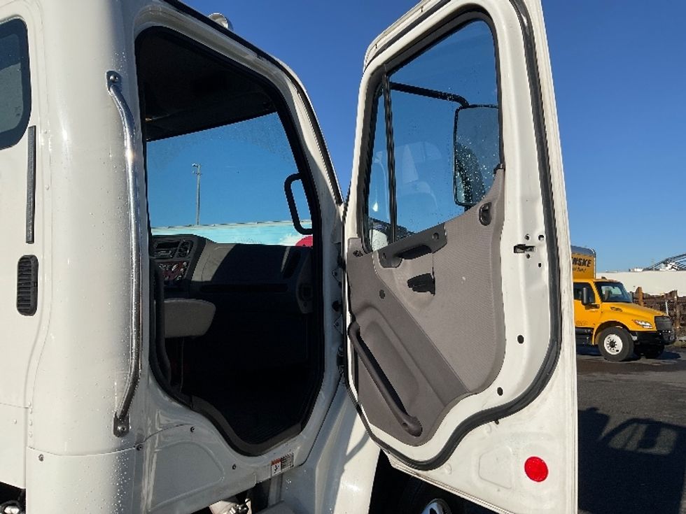 Day Cab Tractor-Heavy Duty Tractors-Freightliner-2016-M2-Tacoma-WA-265,679\n\t\tmiles-$ 41,250 - Image 12