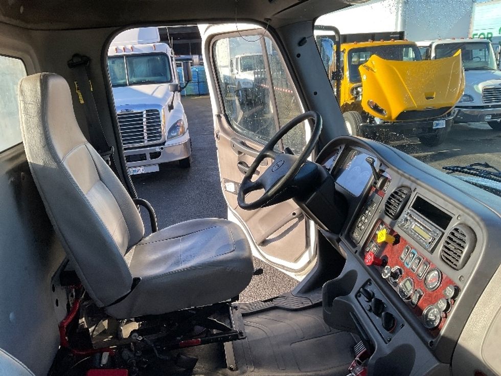 Day Cab Tractor-Heavy Duty Tractors-Freightliner-2016-M2-Tacoma-WA-265,679\n\t\tmiles-$ 41,250 - Image 14