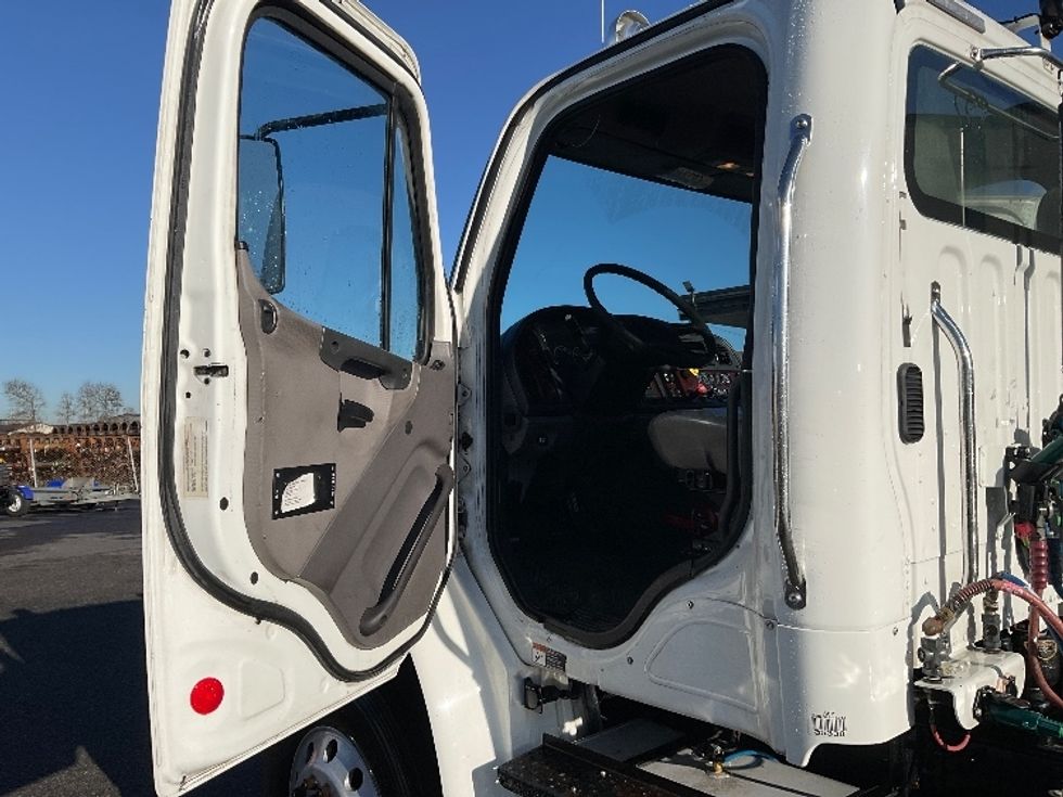 Day Cab Tractor-Heavy Duty Tractors-Freightliner-2016-M2-Tacoma-WA-265,679\n\t\tmiles-$ 41,250 - Image 9