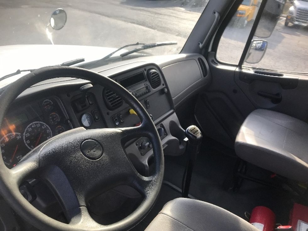Day Cab Tractor-Heavy Duty Tractors-Freightliner-2016-M211242S-Harrisburg-PA-96,398\n\t\tmiles-$ 15,500 - Image 10