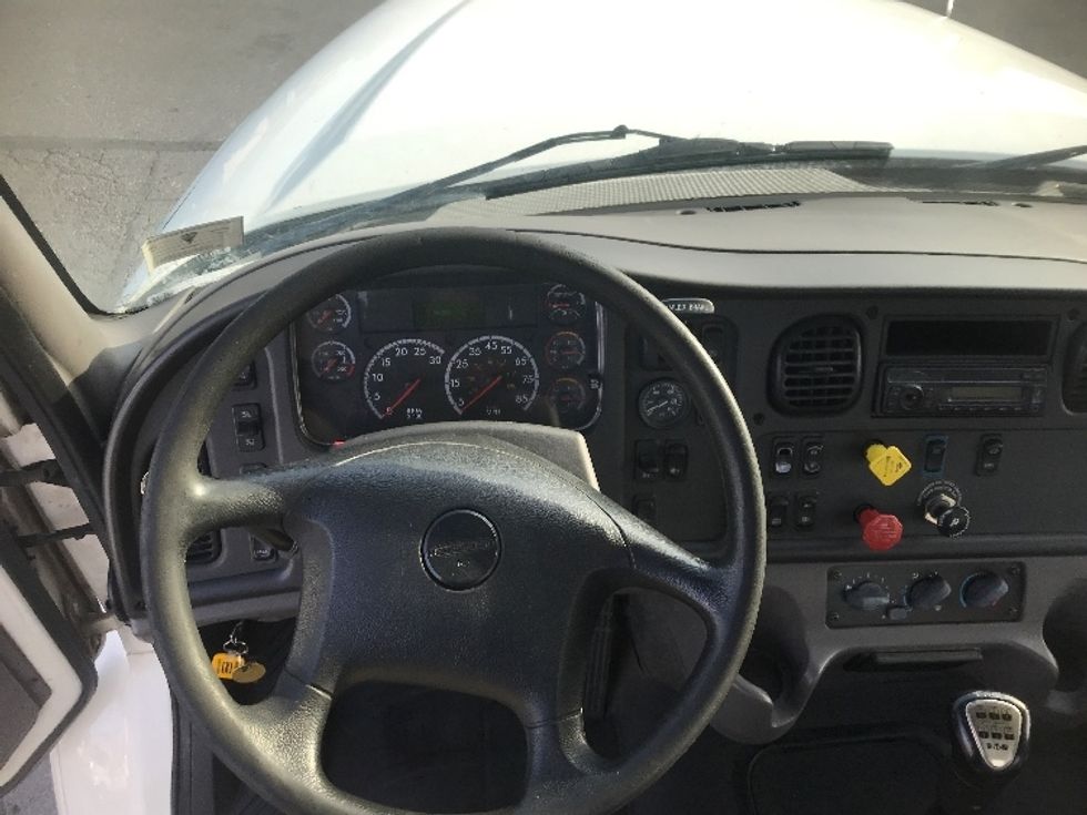 Day Cab Tractor-Heavy Duty Tractors-Freightliner-2016-M211242S-Harrisburg-PA-96,398\n\t\tmiles-$ 15,500 - Image 11