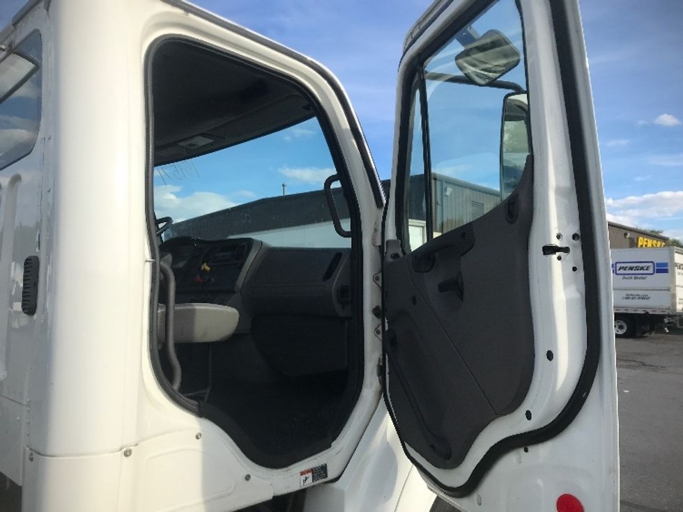 Day Cab Tractor-Heavy Duty Tractors-Freightliner-2016-M211242S-Harrisburg-PA-96,398\n\t\tmiles-$ 15,500 - Image 12