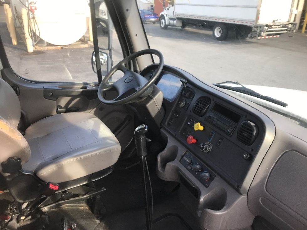 Day Cab Tractor-Heavy Duty Tractors-Freightliner-2016-M211242S-Harrisburg-PA-96,398\n\t\tmiles-$ 15,500 - Image 14