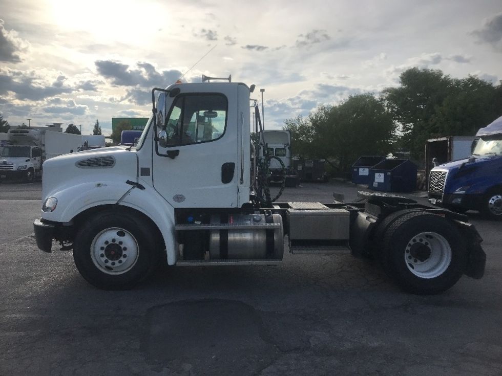 Day Cab Tractor-Heavy Duty Tractors-Freightliner-2016-M211242S-Harrisburg-PA-96,398\n\t\tmiles-$ 15,500 - Image 4