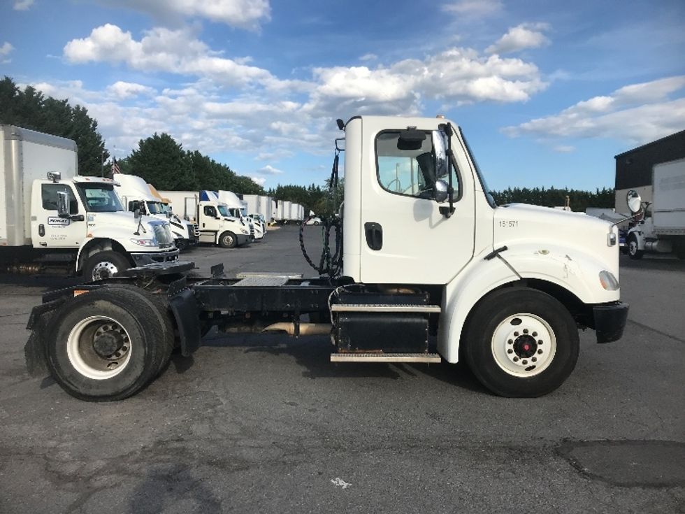 Day Cab Tractor-Heavy Duty Tractors-Freightliner-2016-M211242S-Harrisburg-PA-96,398\n\t\tmiles-$ 15,500 - Image 8