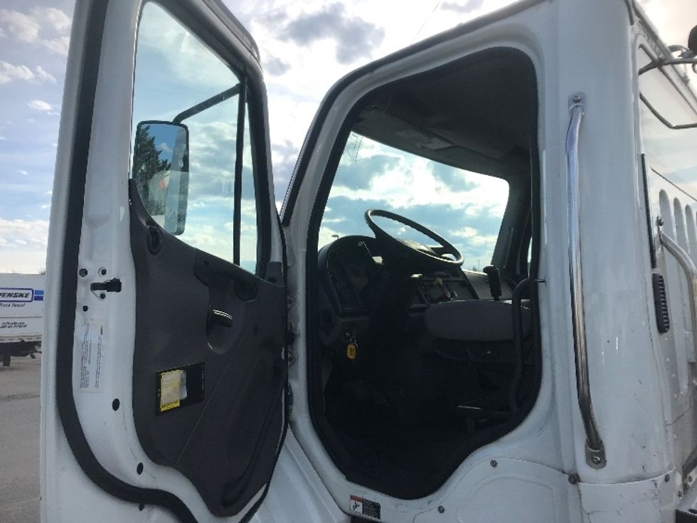 Day Cab Tractor-Heavy Duty Tractors-Freightliner-2016-M211242S-Harrisburg-PA-96,398\n\t\tmiles-$ 15,500 - Image 9
