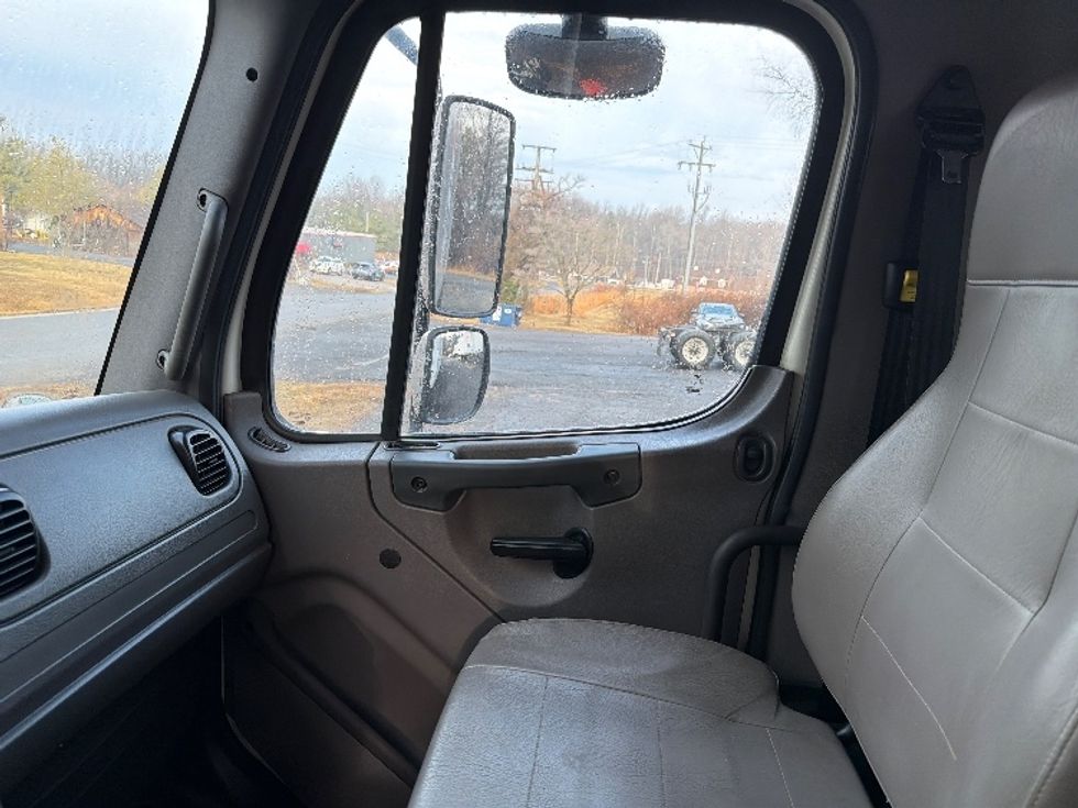 Day Cab Tractor-Heavy Duty Tractors-Freightliner-2016-M211242S-Manassas-VA-141,128\n\t\tmiles-$ 14,000 - Image 10