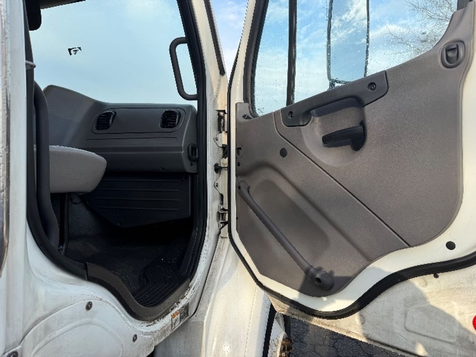 Day Cab Tractor-Heavy Duty Tractors-Freightliner-2016-M211242S-Manassas-VA-141,128\n\t\tmiles-$ 14,000 - Image 12
