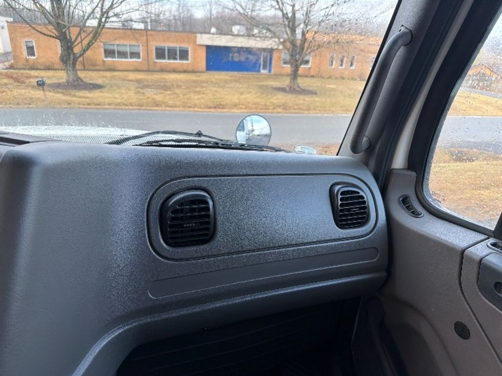 Day Cab Tractor-Heavy Duty Tractors-Freightliner-2016-M211242S-Manassas-VA-141,128\n\t\tmiles-$ 14,000 - Image 13