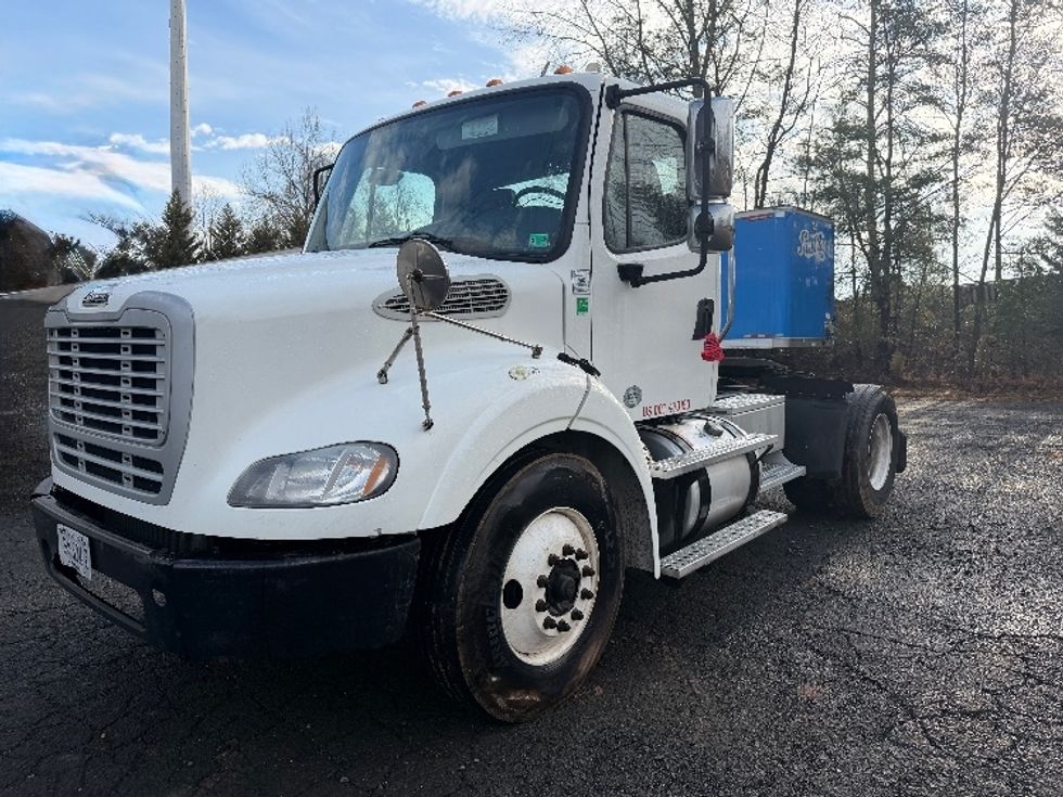 Day Cab Tractor-Heavy Duty Tractors-Freightliner-2016-M211242S-Manassas-VA-141,128\n\t\tmiles-$ 14,000 - Image 3