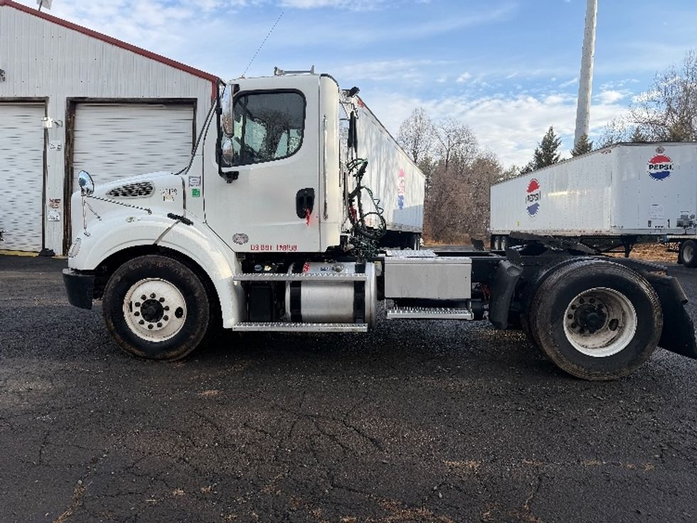 Day Cab Tractor-Heavy Duty Tractors-Freightliner-2016-M211242S-Manassas-VA-141,128\n\t\tmiles-$ 14,000 - Image 4
